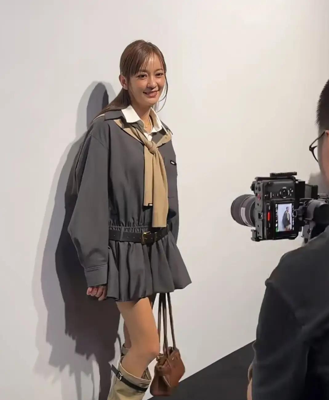 陈意涵生完二胎后状态下滑，被讨论最多的不是演技，是她那张显老的脸。她39岁生女儿，属于高龄产妇，生完第一胎出月子就跑了五公里，这股拼劲是真的。但二胎后她公开讲过自己经历过产后忧郁，情绪和身体都不如从前。后来录节目时老公在家带娃，她把孩子带到长沙照顾，夫妻俩分工合作，并不是文案里那种独自硬扛的苦情戏。