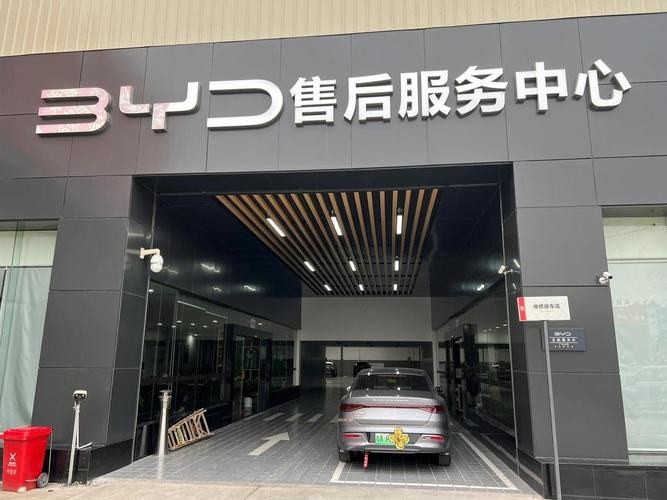 比亚迪召回了唐和秦系列，合计超过十八万辆。

这次召回规模不小，涉及唐和秦多个年款。我理解这种量级在车企里不算罕见，但落在销量冠军头上，关注度天然就高。我倒觉得召回本身不可怕，可怕的是遮遮掩掩——主动备案、明确范围、给方案，反而是在攒信任。买这两款的车主，最该做的是查下自己车架号在不在清单里，别等到
