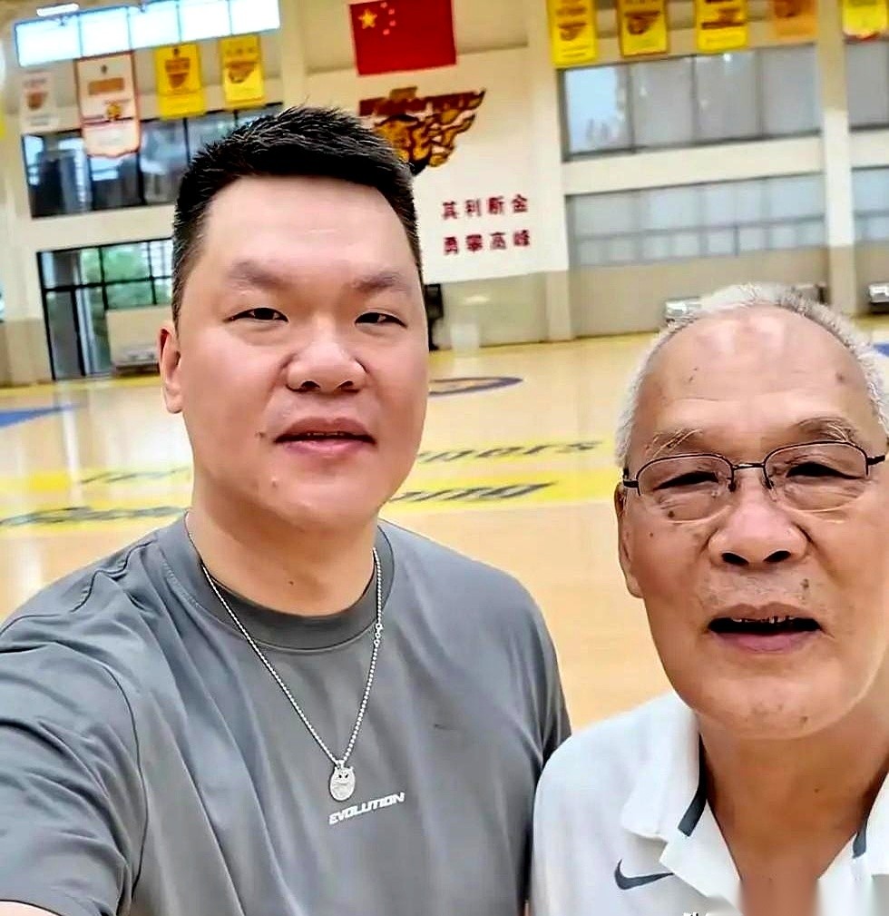 43岁的朱芳雨，卸下了广东宏远总经理的位子。
这是8月24日的官宣。同一天，老伙计杜锋也交了兵权，转去当总教练。
宏远王朝的两位掌舵人，在同一天，退出了那间最核心的决策室。
交出钥匙后的第一件事，朱芳雨没去组局喝酒，也没去度假散心。
他推开了球馆的大门，带着老父亲走了进去。
球场上没开大灯，只有几束