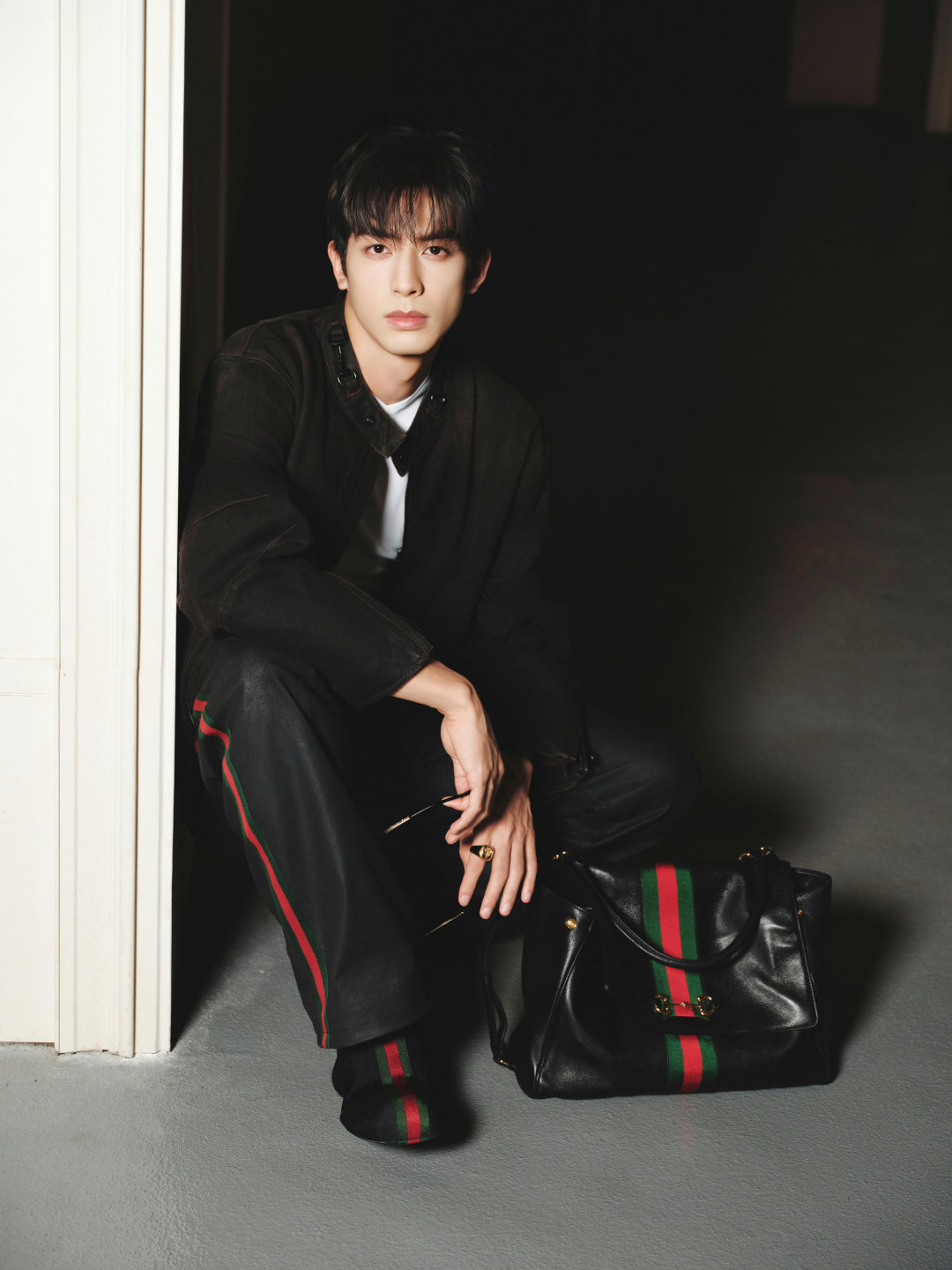 #春夏时装周##米兰时装周# Gucci 品牌大使宋威龙出发米兰时装周 #宋威龙米兰时装周# ​​​一身黑色造型，期待秀场造型 ​