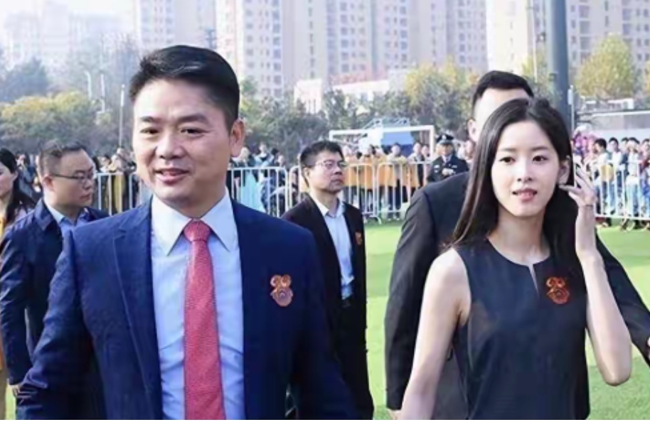 刘强东：本以为娶到奶茶妹妹就够幸福了
 
出身宿迁普通家庭，一路摸爬滚打，把京东做大做强，刘强东见过商场的尔虞我诈。在遇见章泽天的时候，他大概觉得，能够娶到容貌出众、名校毕业的章泽天，已经是人生幸福的天花板。
 
2015年两人结婚，当年这段婚姻从官宣开始，就被放在放大镜下审视。年龄相差19岁，一边
