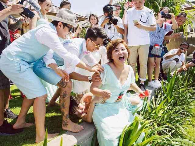 #包贝尔婚礼就在闹伴娘#包贝尔、包文婧巴厘岛补办婚礼，伴郎团韩庚、杜海涛等人抬起伴娘柳岩，准备把穿抹胸礼服的柳岩扔进泳池，贾玲上前阻拦解围。视频流出全网批判低俗婚闹、不尊重女性。
受害者柳岩率先出来道歉，被网友质疑被迫道歉、炒作；包贝尔发微博道歉，称原本计划玩撕名牌，服装被海关扣留 ​