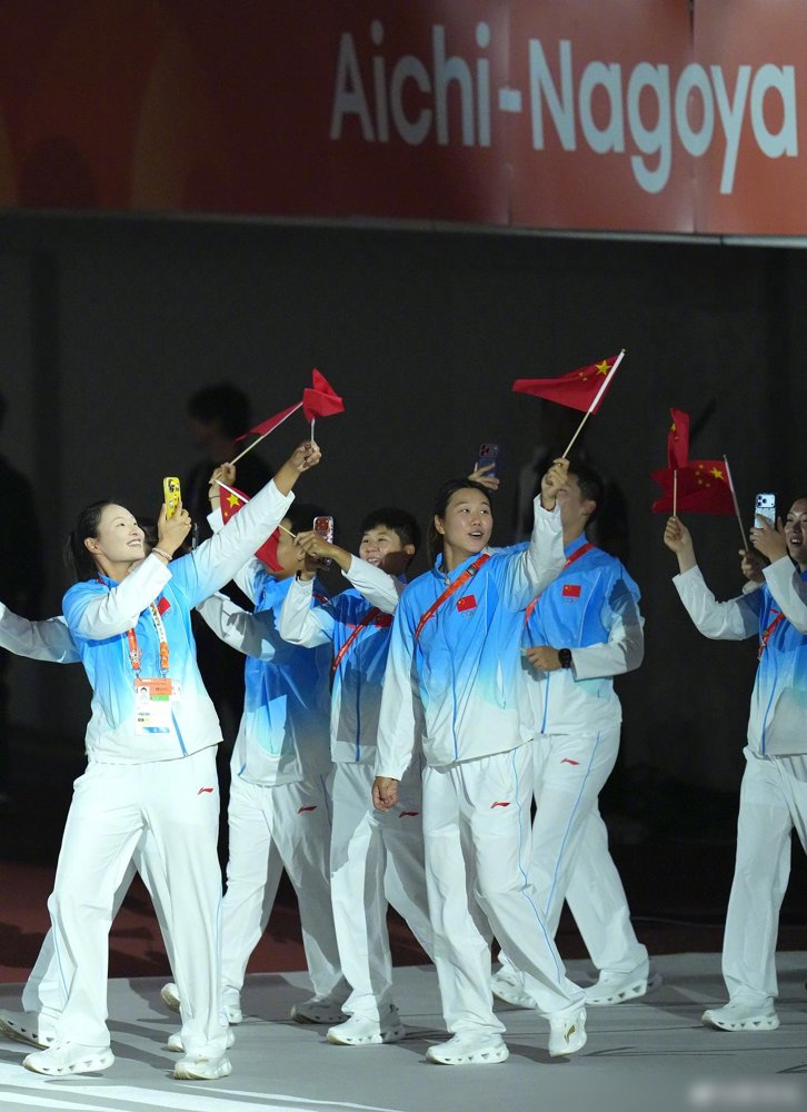 徐彬那条动态底下，他女友只回了一句话：“带牌回来就行，人别瘸了。” 配图里毛伟杰是真瘸了，半决赛干韩国，脚踝直接废，今天下午是被轮椅推着出的首都机场T3。球迷从中午就开始堵接机口，U23这帮小子出来那一刻，签名签到笔帽都找不着。时隔28年，男足亚运铜牌，169金里这块不算最重，但最扎心。你看，人只要