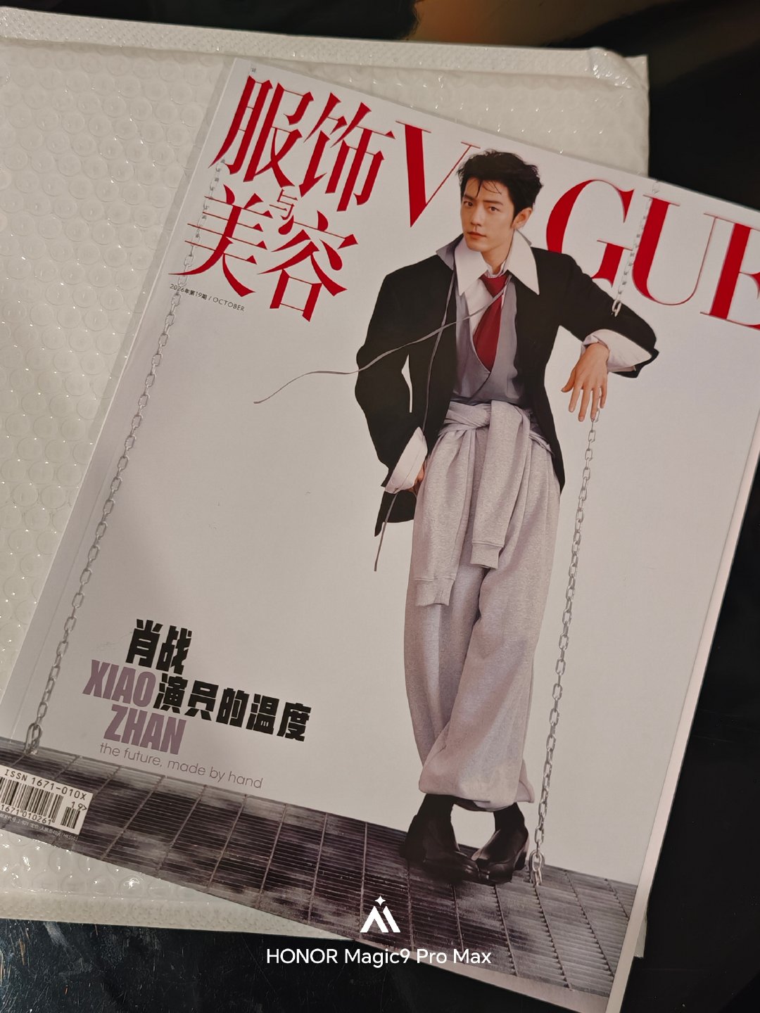 定制魔卡和杂志都收到了！[心]
今天的快乐，是荣耀给的，评价抽奖中了耳机，虽说有线的不贵，但我就喜欢用有线耳机，情绪价值拉满了，一扫昨天没有抢到演唱会票的emo…[不愧是你][不愧是你]票总会有的，心诚则灵。
#肖战代言荣耀magic9系列# ​
