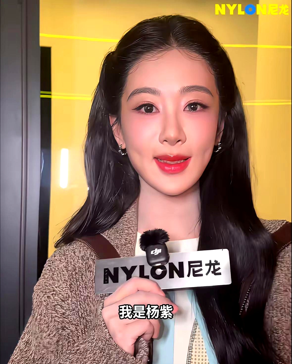 杨紫所谓的“惊为天人”，大概是内娱最让人出戏的形容，因为这种美貌从来只对粉丝可见
 

脱掉精修图和十级滤镜，脸型偏长偏大，五官既不立体也不算惊艳，生图常常扛不住镜头的大特写。放在普通人堆里算个清秀姑娘，真要是扎进神仙打架的演艺圈，充其量就是个邻家可爱挂
 

偏偏粉丝非要把及格线的外表，硬生生尬吹