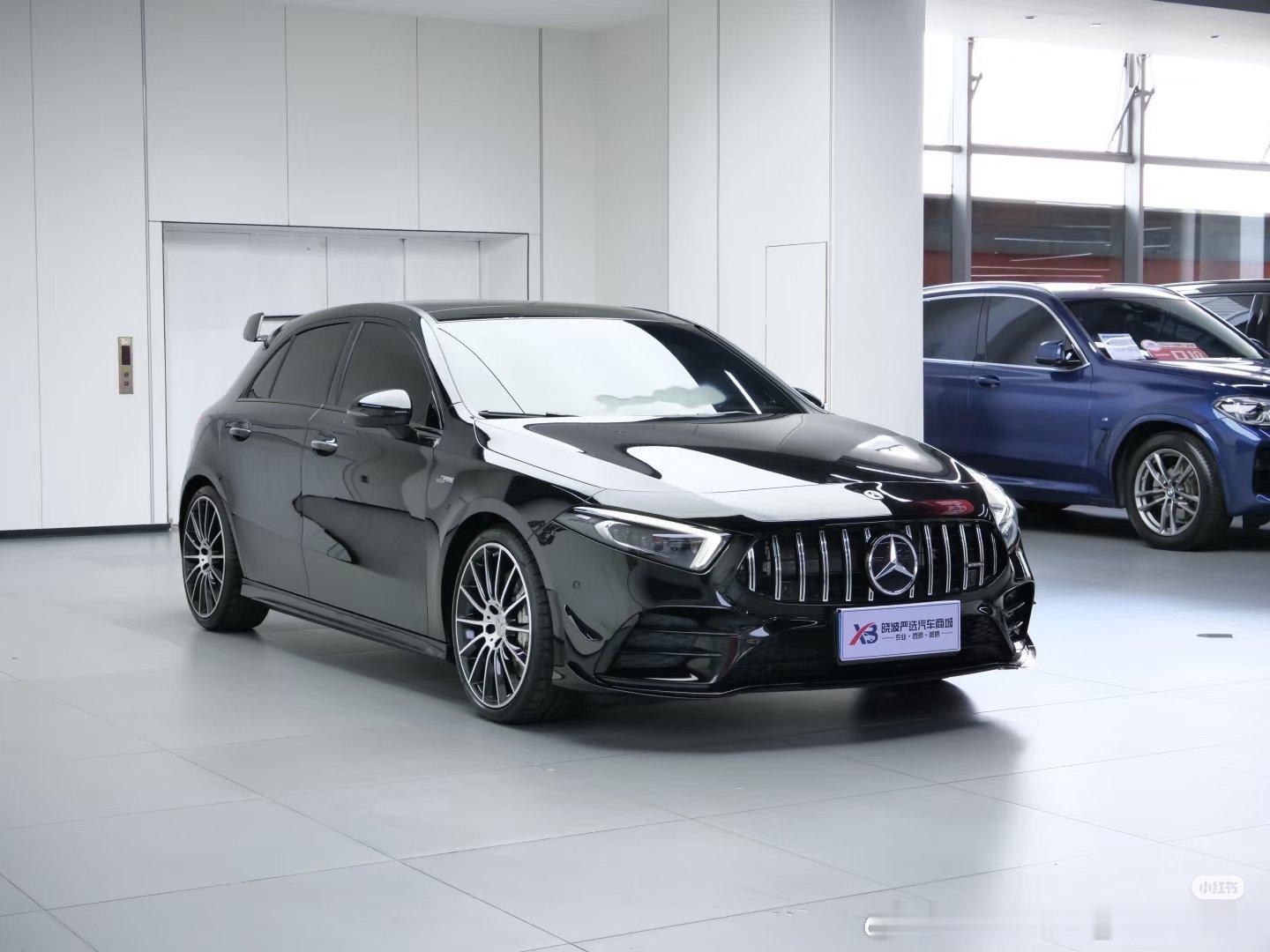 这辆开过的奔驰A35 AMG，安全行驶3w公里，全车原版原漆，车况精品很不错，配置比较丰富，搭载306马力的2.0T直列四缸发动机，搭配7速湿式双离合变速箱，柏林之声音响效果很好，佛系玩过小钢炮很拉风的感觉，车况确实是也可以的 ​