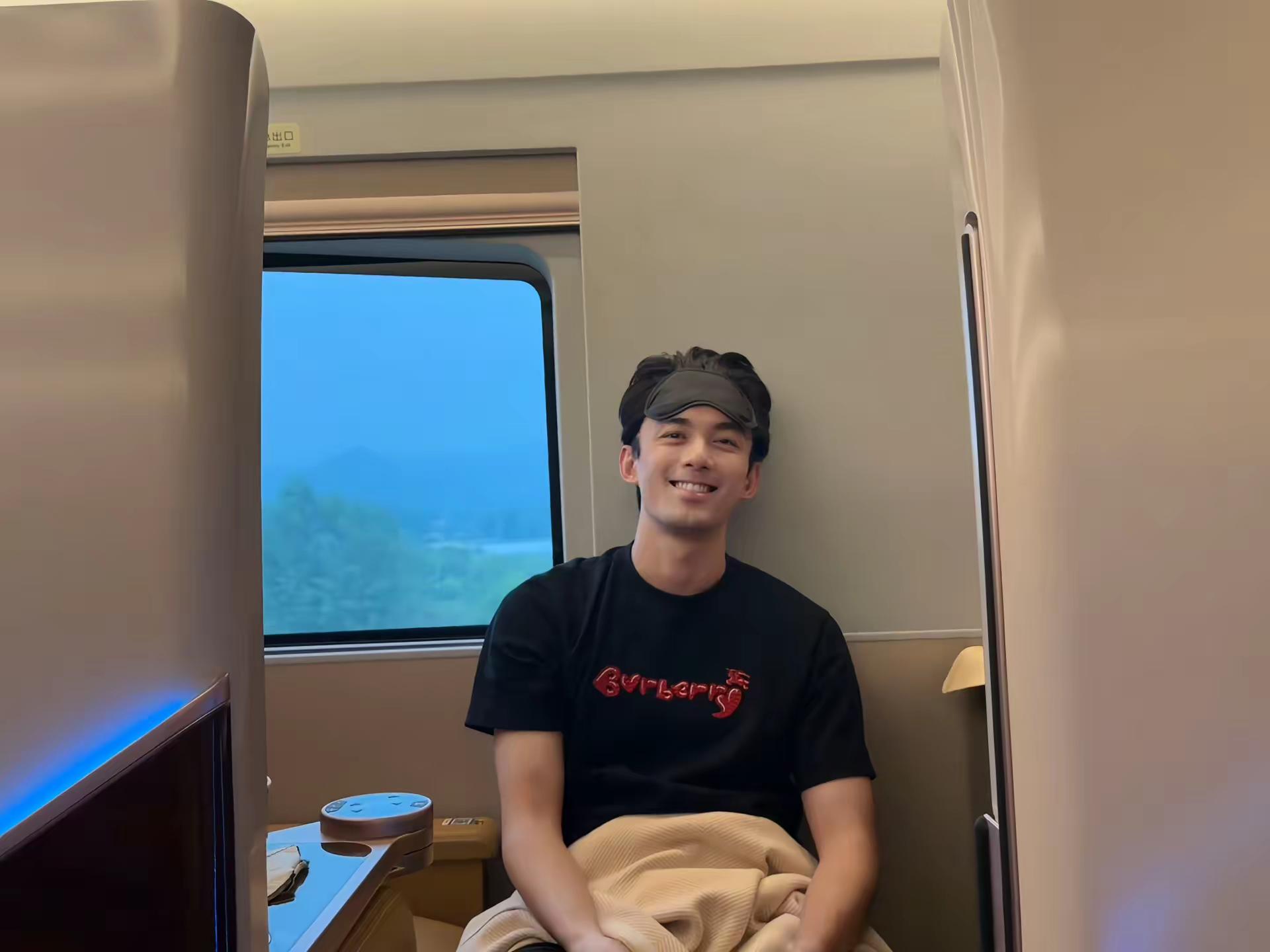 哈哈哈，吴磊把手机掉床缝里了