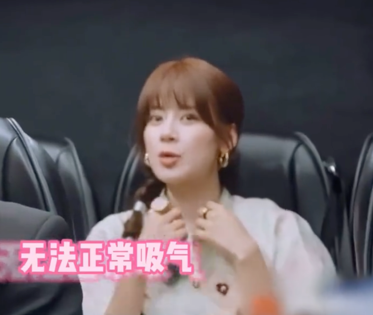 赵昭仪，突然把人吓到了！

9月10日，赵昭仪录制《伦敦合伙人》时的一段画面突然冲上热搜，没想到平时看起来活力满满的她，竟然在节目中突然哮喘发作，连呼吸都开始变得困难。

更让人后怕的是，她自己的药偏偏没带在身边。

原来，当时赵昭仪正在正常录制节目，身体却突然出现不适。

她后来回忆，那种感觉就像
