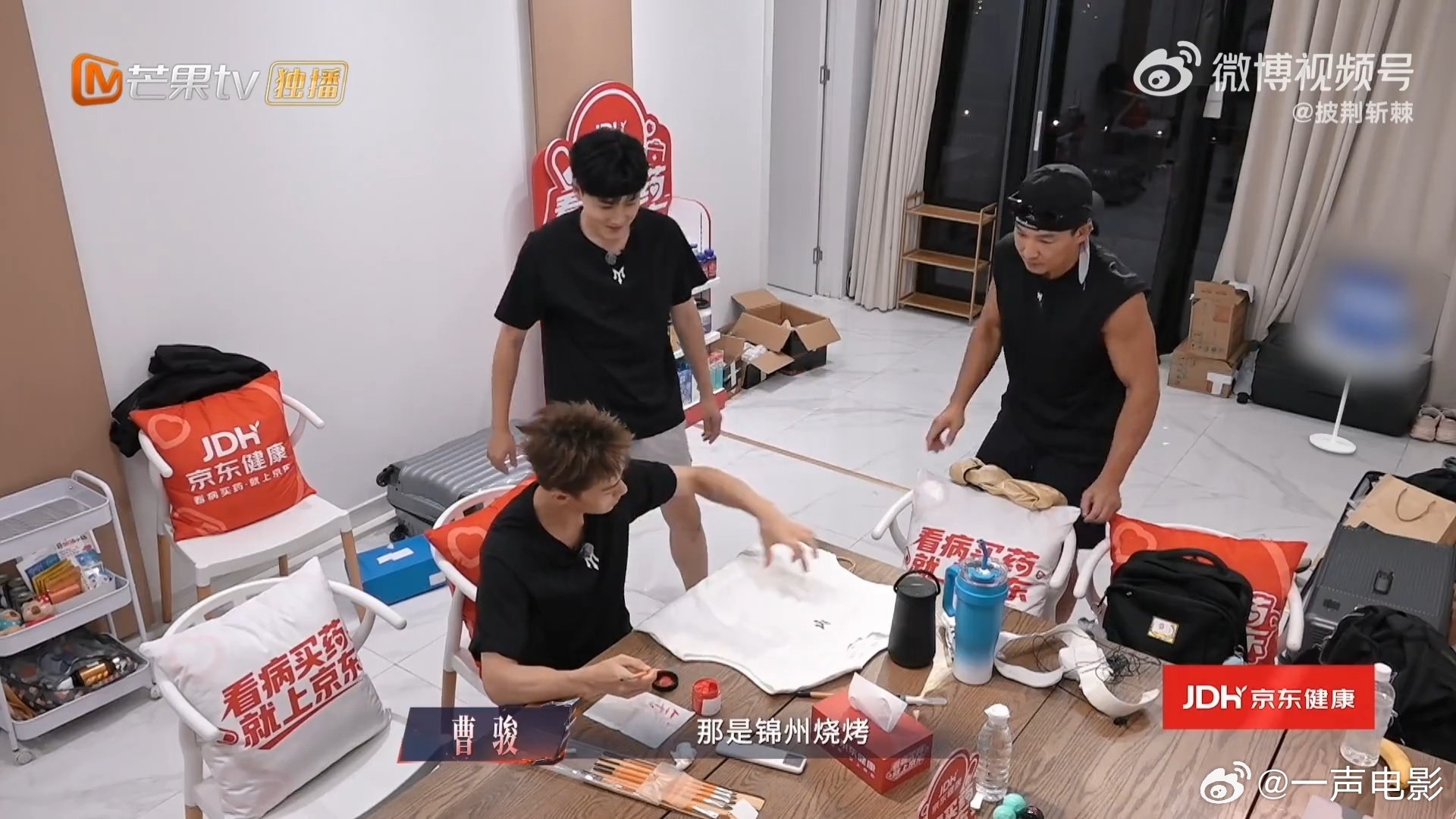 #曹骏为张睿题字##披荆斩棘#张睿主动上前求题字，满眼欣赏，两位哥哥之间松弛又真诚的互动格外动人。 ​