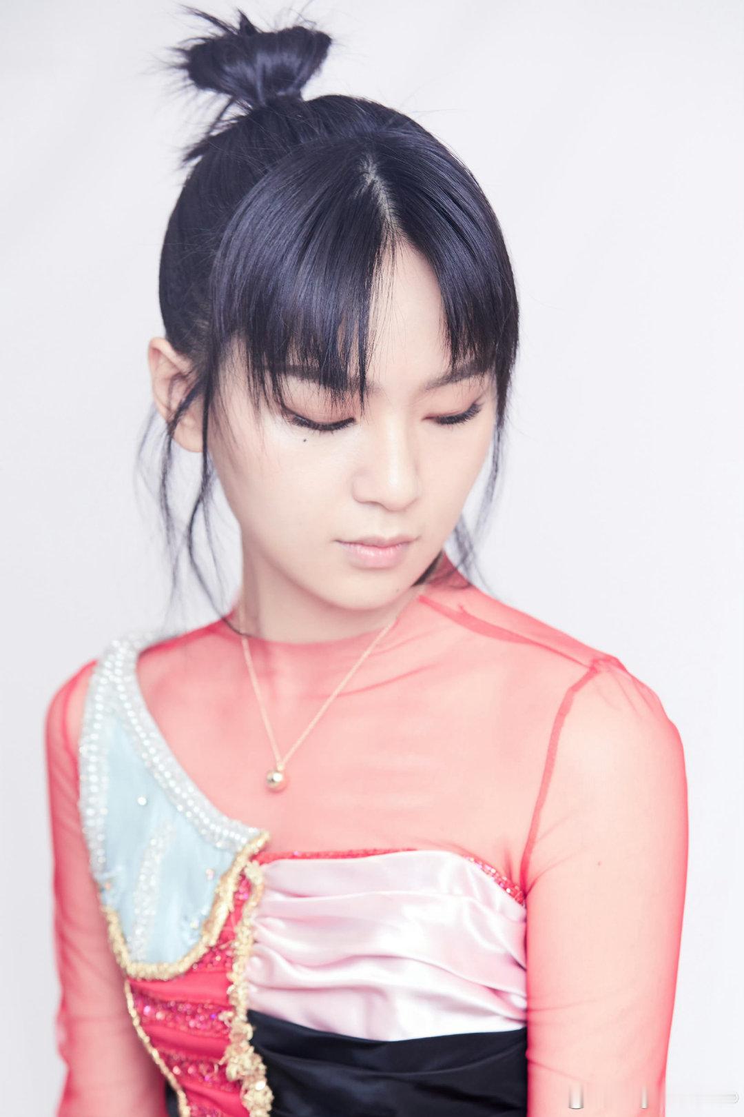 2018 02 08

x #湖南卫视小年夜春晚#

👗：Viktor & Rolf 2017 春夏系列​