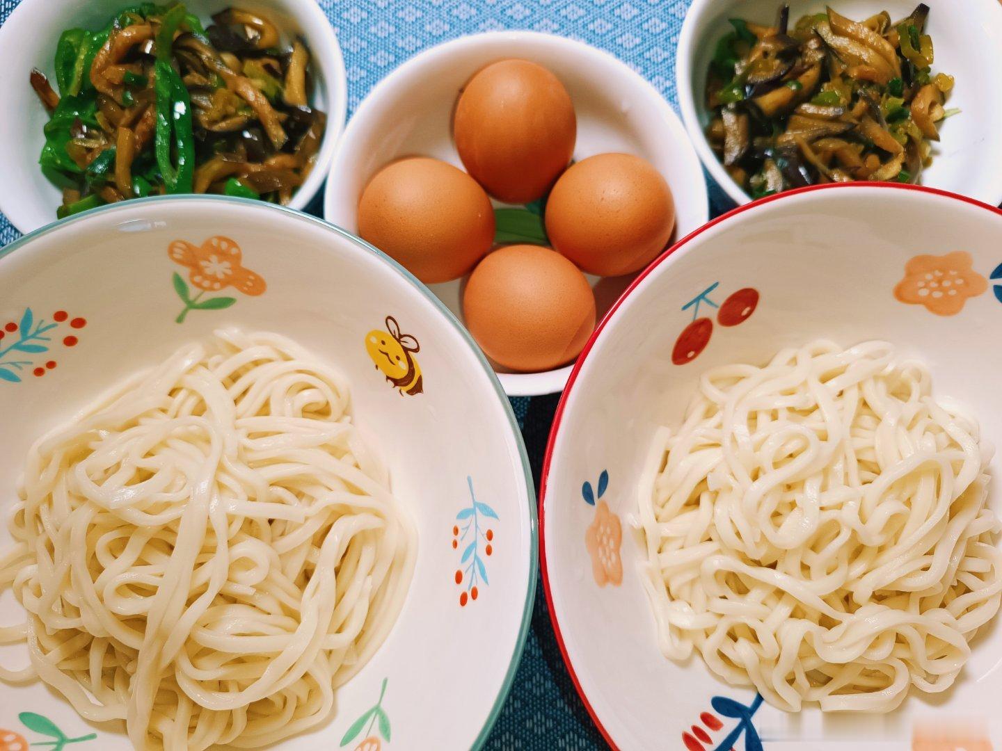 早餐来啦～尖椒茄子打卤面～配了蜜桃枸杞热饮～枸杞是我前天自己摘的，百度说桃子🍑和枸杞一起煮可以润燥养颜～祝大家中秋节快乐！越来越好[鲜花][鲜花][鲜花][心] ​