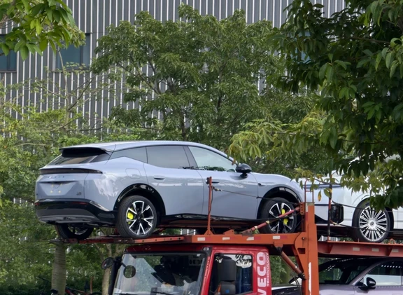 小鹏mona l05发车中