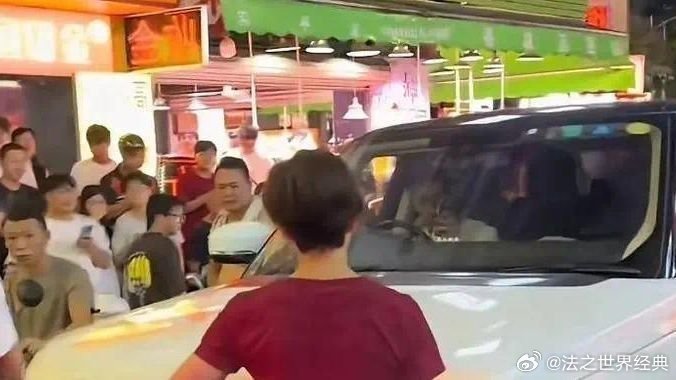 【广东豪门捉奸现场！保时捷丈母娘当街堵死：绝不给女儿留半点委屈】编辑：💪前言2026年8月19日深夜，广州白云区永平街。七夕节，本该是情侣约会、夫妻团聚的日子。可这天晚上，一条视频让全... ​