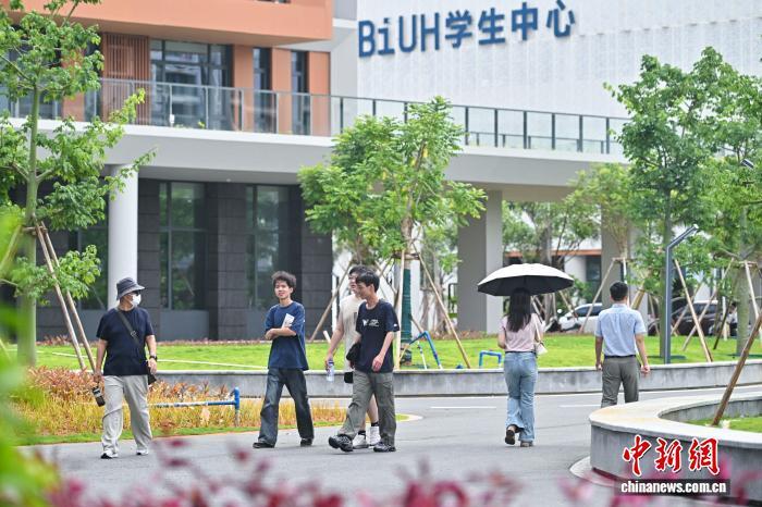 #海南建设自贸港# 【#海南谋划建设智慧教育岛# 】当人工智能浪潮重塑全球教育版图，海南选择将“智慧教育”作为下一个五年的关键落子。记者19日从海南省新闻办公室举行的新闻发布会获悉，海南将研究出台《海南智慧教育岛建设方案》，致力于建设与高水平自贸港相匹配的现代化教育体系。海南省教育厅副厅 ​