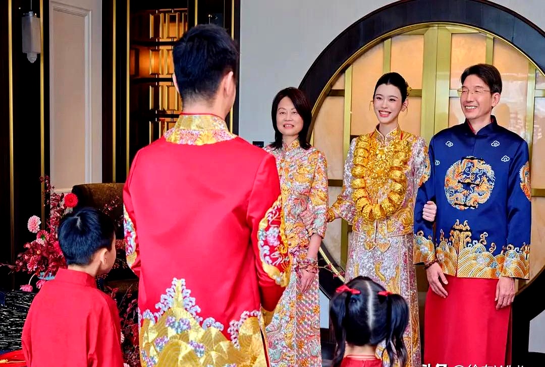 奚梦瑶脖子上挂的这串近5斤重、整整22只实心金镯子，是婆婆梁安琪补了7年的敬茶礼
 

当年多少人冷嘲热讽，笑她未婚先孕、摔了一跤才跌进豪门，如今四太直接拿出当年嫁亲女儿的排场给儿媳撑腰。普通人总觉得高门大户难伺候，偏偏她把豪门儿媳过成了甩手合伙人
 

何猷君死缠烂打追的姐姐闺蜜，一胎得男直接踩中