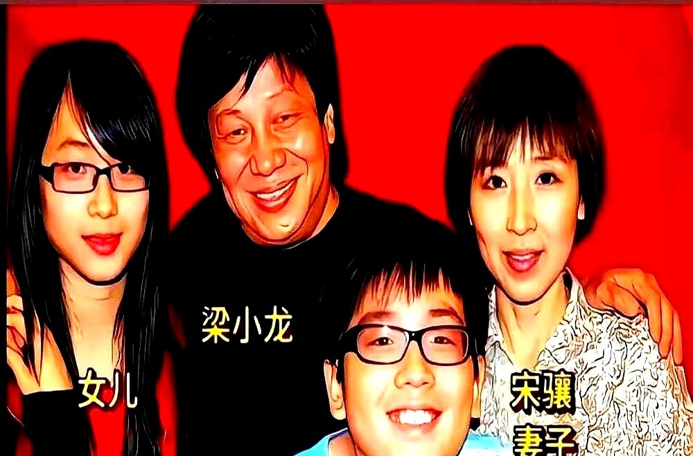 一口气打断四根实心甩棍，手腕肿得连筷子都拿不住。二十年前《杀破狼》后巷这场戏，当年差点因为省钱被砍掉。

甄子丹抡起甩棍往下砸，吴京拿短刀硬扛。没有套招，全来真的。洪金宝盯着监视器就一句：能拍就继续。

后来网传甄子丹下死手，惹得洪金宝出来骂街，吴京自己也认了：当年真打，谁也没留情。

这几分钟拿命