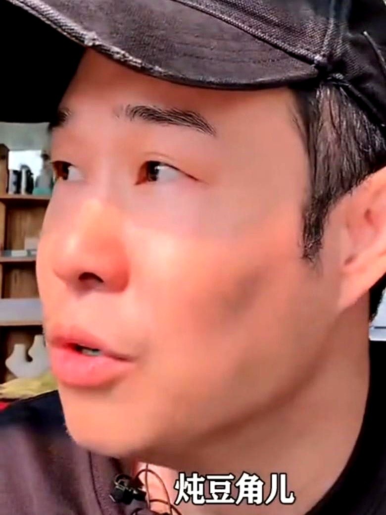 小沈阳上热搜，没靠沈春阳也没靠沈佳润，居然凭一盘豆角炖排骨。

跑去参加《披荆斩棘的哥哥》，硬生生被他过成了《向往的生活》。一边排练，一边还得照顾同组那四个大馋小子。

沈春阳被问到他手艺好不好吃时倒也实诚，直接回了句：小沈阳腌咸菜还可以。

成名这么早，在节目里却完全没有明星架子，也根本不看轻新人