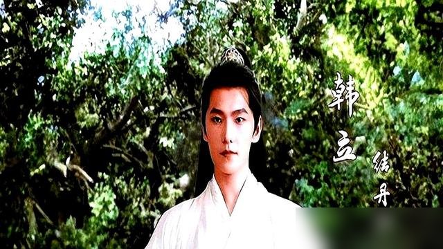 杨洋刚拿完首尔视帝，转头就被骂上热搜了。
左手骨折打着绷带进组《不让江山》，那边《凡人修仙传》的坑还没填平。紫灵选谁、玄骨谁来，书粉吵了两年没结果，韩立都拿奖了，剧还没影。
说白了，IP越大，雷越多。你演得再好，选角不对，书粉第一个掀桌子。
一边是权谋新饼，一边是修仙烂账，杨洋这局，赢在奖杯，