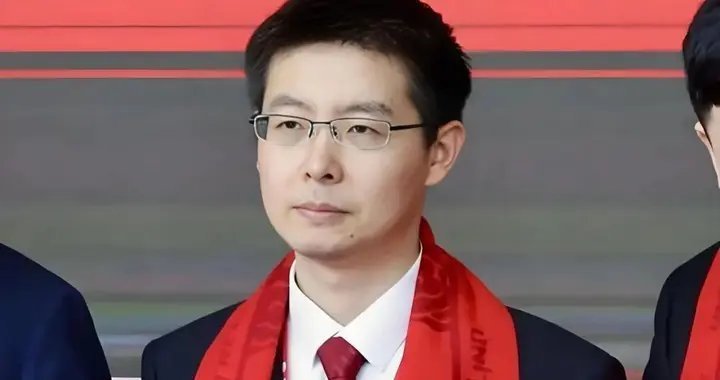 ￼
助资本炒作上市，没有什么冤枉的！一个没有核心大脑技术的公司怎么算高科技公司？欺骗了中国世界的小散！王兴兴心知肚明，这个估值严重脱离基本面，完全是空中楼阁。但他无力反抗，一旦当众泼冷水，就会得罪所有投资机构、合作方，直接搞砸上市大局。顺着资本吹泡泡，未来业绩兑现不了，自己要背所 ​