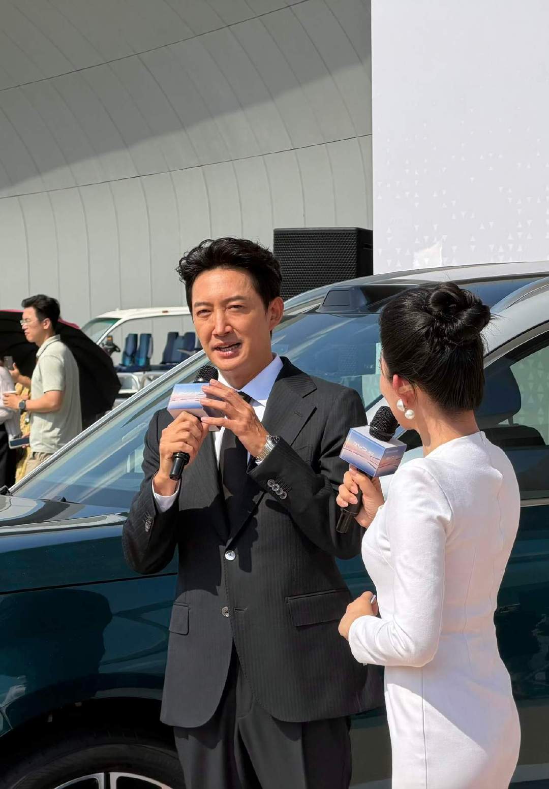 #比亚迪海狮08#发布会直播有没有蹲的没？成都科幻馆这个场地选得还挺有意思，科幻感配这台大车倒是不违和。

王阳今天也到现场了，气质跟这车的“从容”定位还挺搭。价位跟理想L6、问界M7差不多，但六座+后轮转向这个组合在同级里不多见！ ​