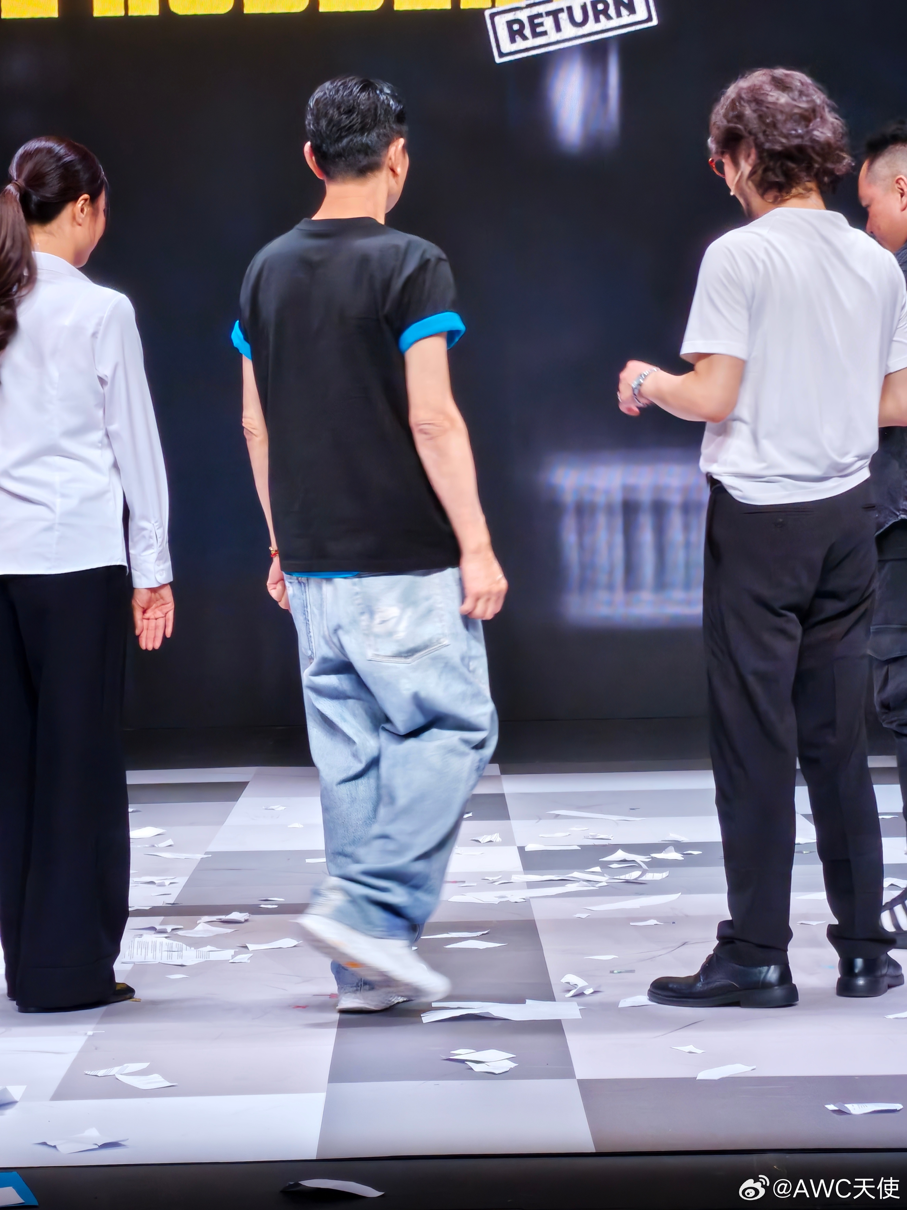 #刘德华#完美第一男神，靓仔华[得意]
现身舞台剧🎭 【你好，打劫！return】
现场与粉丝热情❤️‍🔥互动。#华仔天地##华仔天地[超话]# ​