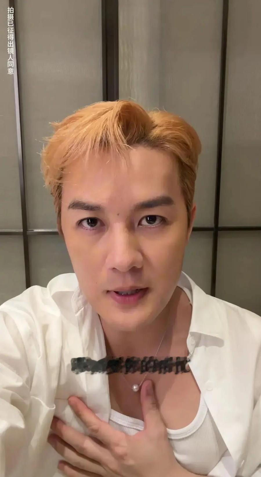 9岁抗癌男孩癌细胞扩散到脑部，医生判定只剩半年到一年，吴克群喊来半个娱乐圈办了场AI演唱会，只想让他知道很多人爱他
济南一间临时搭起的房间里，摆着一张1比1还原的高铁商务座。9岁的道明被妈妈和志愿者搀扶着坐进去，面前是六张手写车票，目的地分别是“彩虹海滩”“梦的过山车”“一万个月亮”“云朵乐园”“道