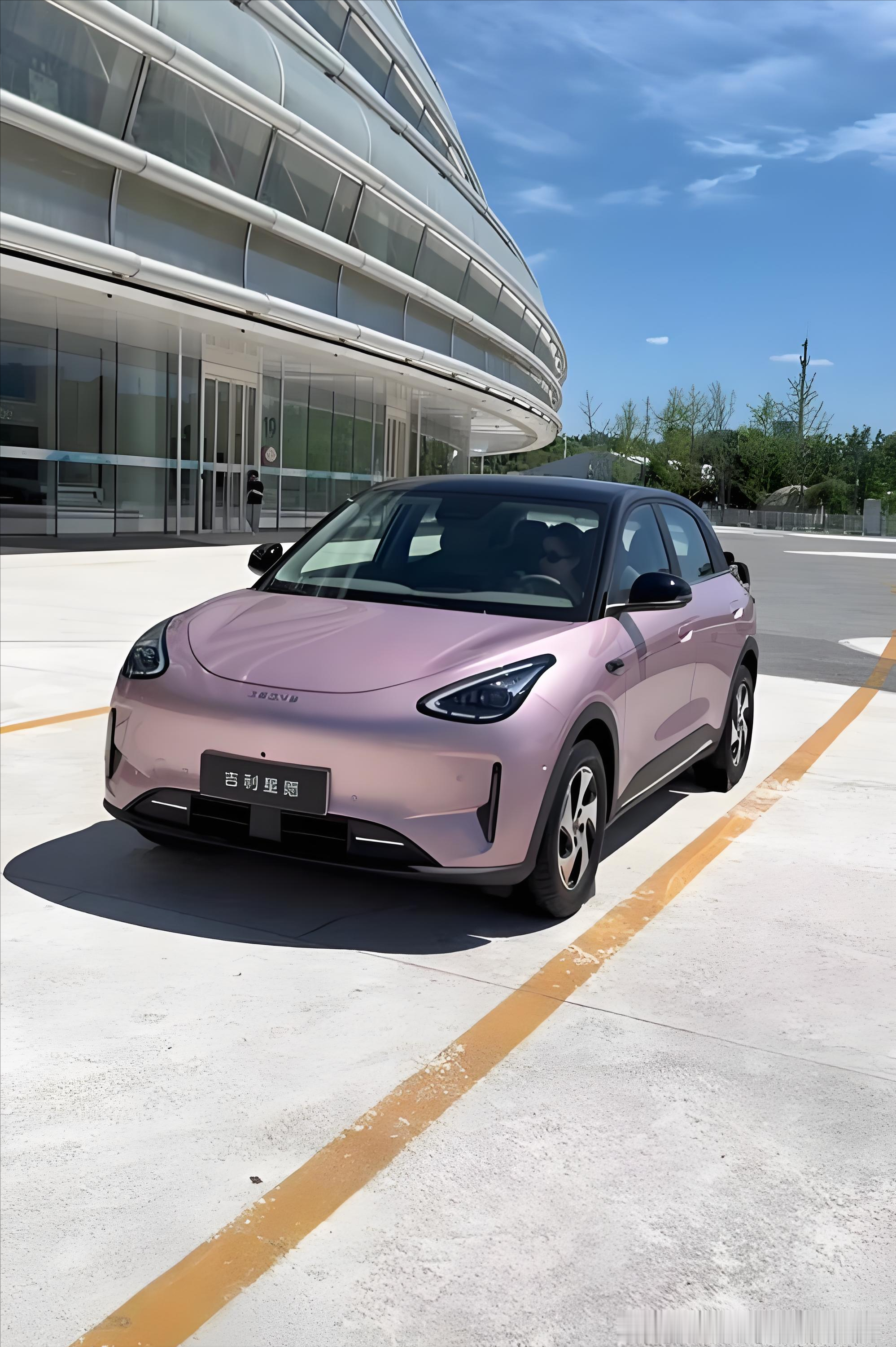 24%，这是8月车市大盘的同比跌幅。同一个8月，吉利星愿以6万多的起售价登上了轿车销量榜首。大盘跌两成，入门车登顶，这两件事发生在同一个月里。
24%这个数字单独看没有意义，因为它是个平均数，把跌的和涨的混成了一句。要看清楚，得把平均数拆成两半，一半在退，一半在抢，两边的力度还完全不一样。
8月真正