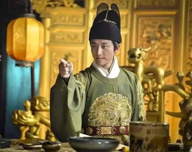 朱祁镇有没有后悔杀于谦？从后面的行动来看他肯定后悔了，本来皇位就是他的，这么搞像是自己篡位一样落人口实，被所谓的夺门功臣忽悠了！但他没法认错，总要顾及影响不能打自己脸面，只能儿子朱见深替于谦平反，若不是于心软，夺门闹剧不会成功，于谦掌握京城部队，想在他眼皮底下搞这种事就是胡闹，只是朱祁钰不行了又没后
