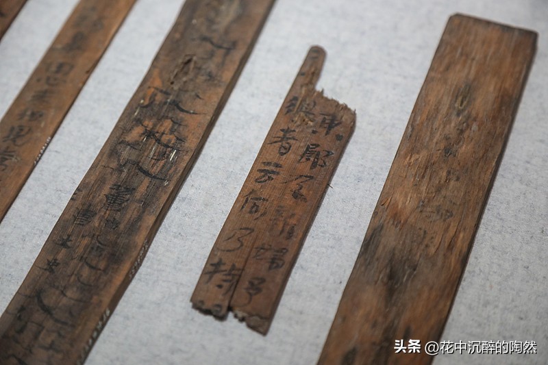 秦始皇帝统一文字这事，短期看其实有点“用力过猛”的争议。
当时他推行小篆作为官方标准字体，还下了严令规范，但原六国的文字传承了几百年，民间日常记账、写家书根本嫌小篆笔画太繁复，转脸就用起了更简化的秦隶。甚至秦亡之后，很多原六国遗民还保留着旧书写习惯，出土的汉初简牍里还能看到不少楚系文字的残留痕迹。