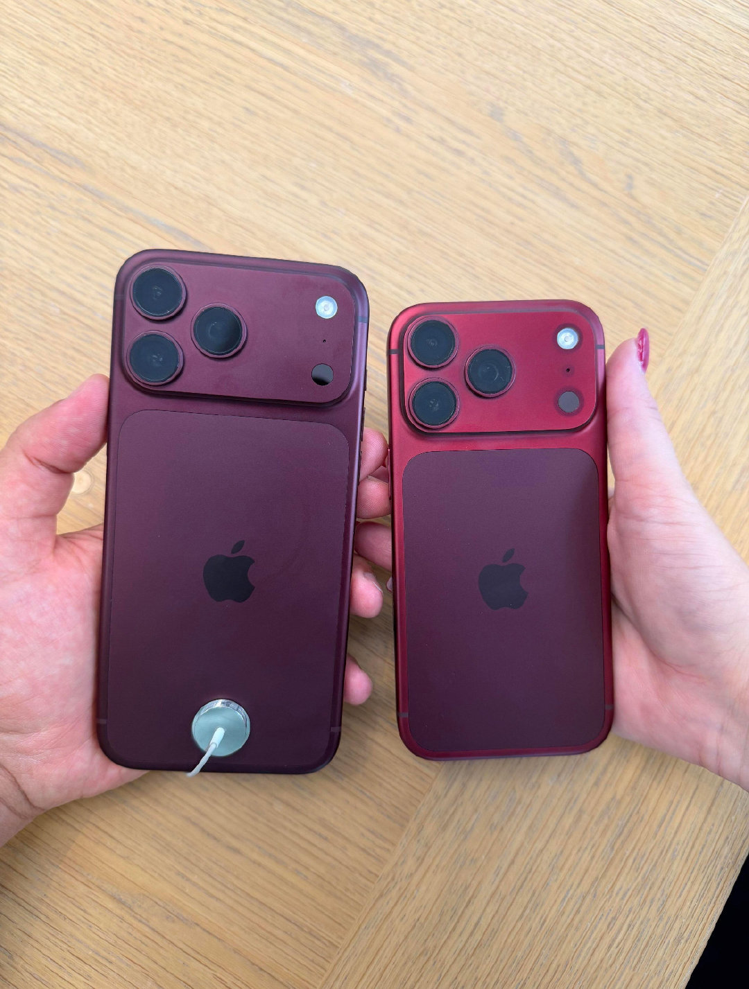 #部分酒红色iPhone18Pro变色#
部分酒红色iPhone18Pro变色，机身铝合金从浓郁酒红褪成浅亮红实拍色差很明显，属于不可逆变色。之前17就有出现变色的情况。 ​