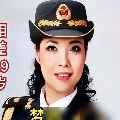 75岁了，张艺谋又坐上釜山电影节评审主席那把椅子。
老婆陈婷比他小31岁，俩人结婚这么多年，没闹过什么幺蛾子。别人拿年龄差说事，人家日子过得稳当。
再看看老头的工作量。《惊蛰无声》刚定档2026春节，转头又去釜山执掌评审席。易烊千玺、朱一龙那帮顶流在片场被他骂得不敢吭声。
七十多岁的人，脑子比
