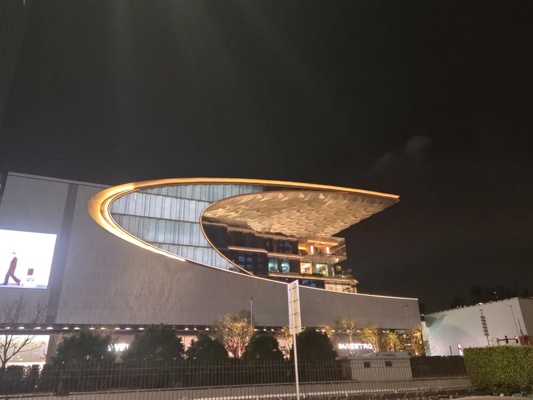 夜幕降临，开着理想L7奔赴广州夜景。沿着珠江缓缓前行，广州塔不断变换色彩，江面浮