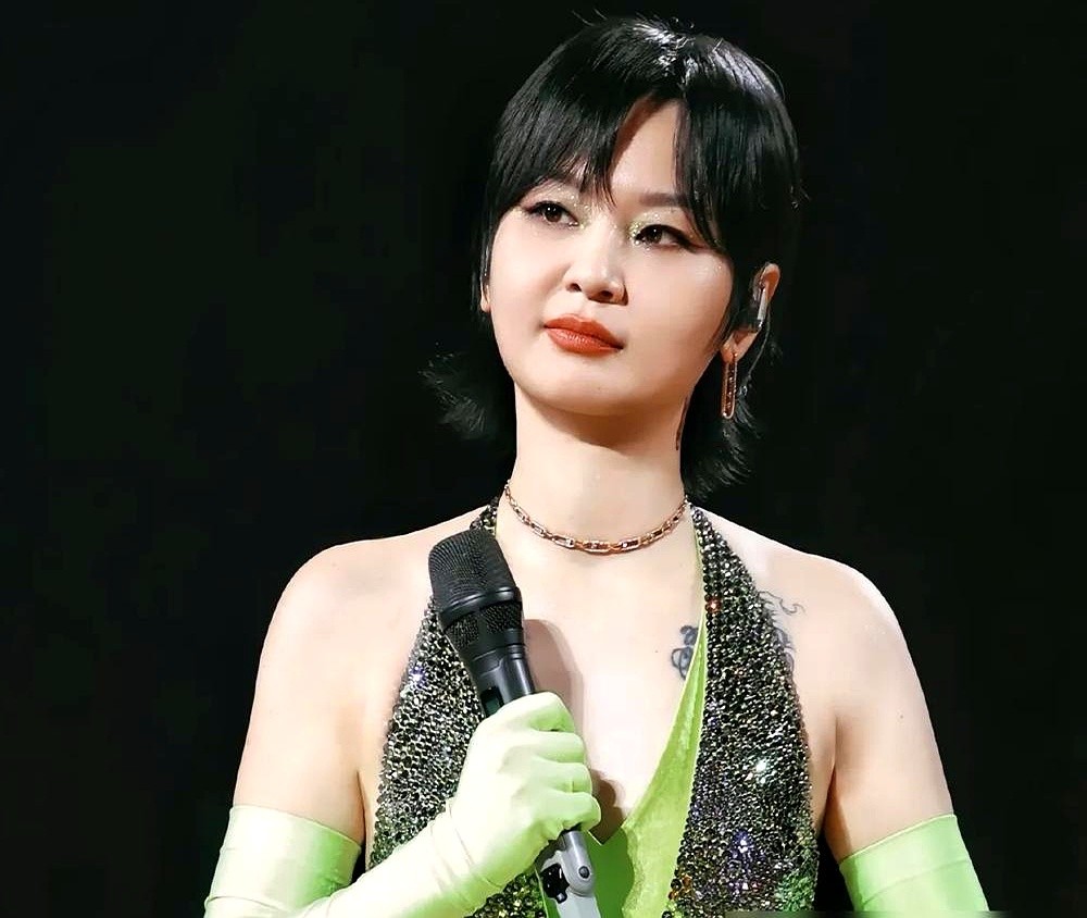 40岁的周笔畅穿着高定站在镜头前，全网竟然没一个人催她结婚。

大家都在扒她的时装周穿搭和新综艺。至于催婚？连个影子都找不着。

她自己对着镜头交了底：40岁感觉非常好，绝不为了结婚而结婚。

没通告的日子，她一个人宅家浇花，满世界溜达找写歌灵感。

不用硬挤进别人写好的剧本里凑合。这哪是剩女，分明
