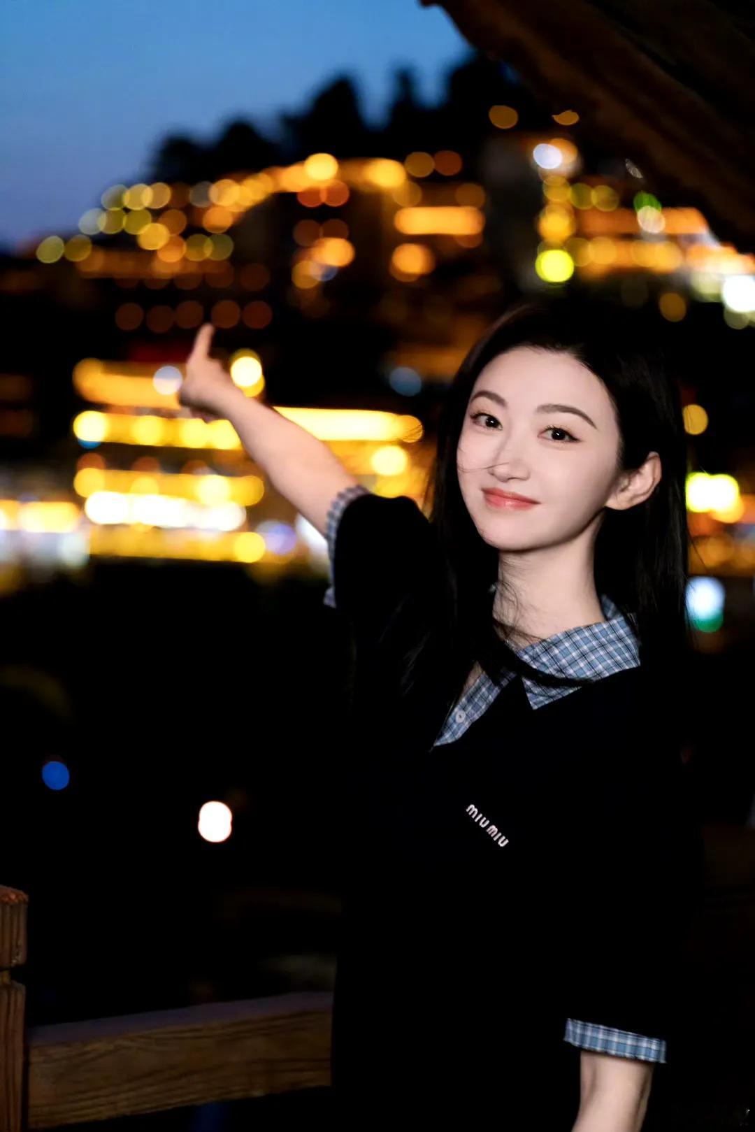 景甜｜清冷感大美女系 这组照片也很喜欢，风吹起的发丝正和她的自由灵魂以...