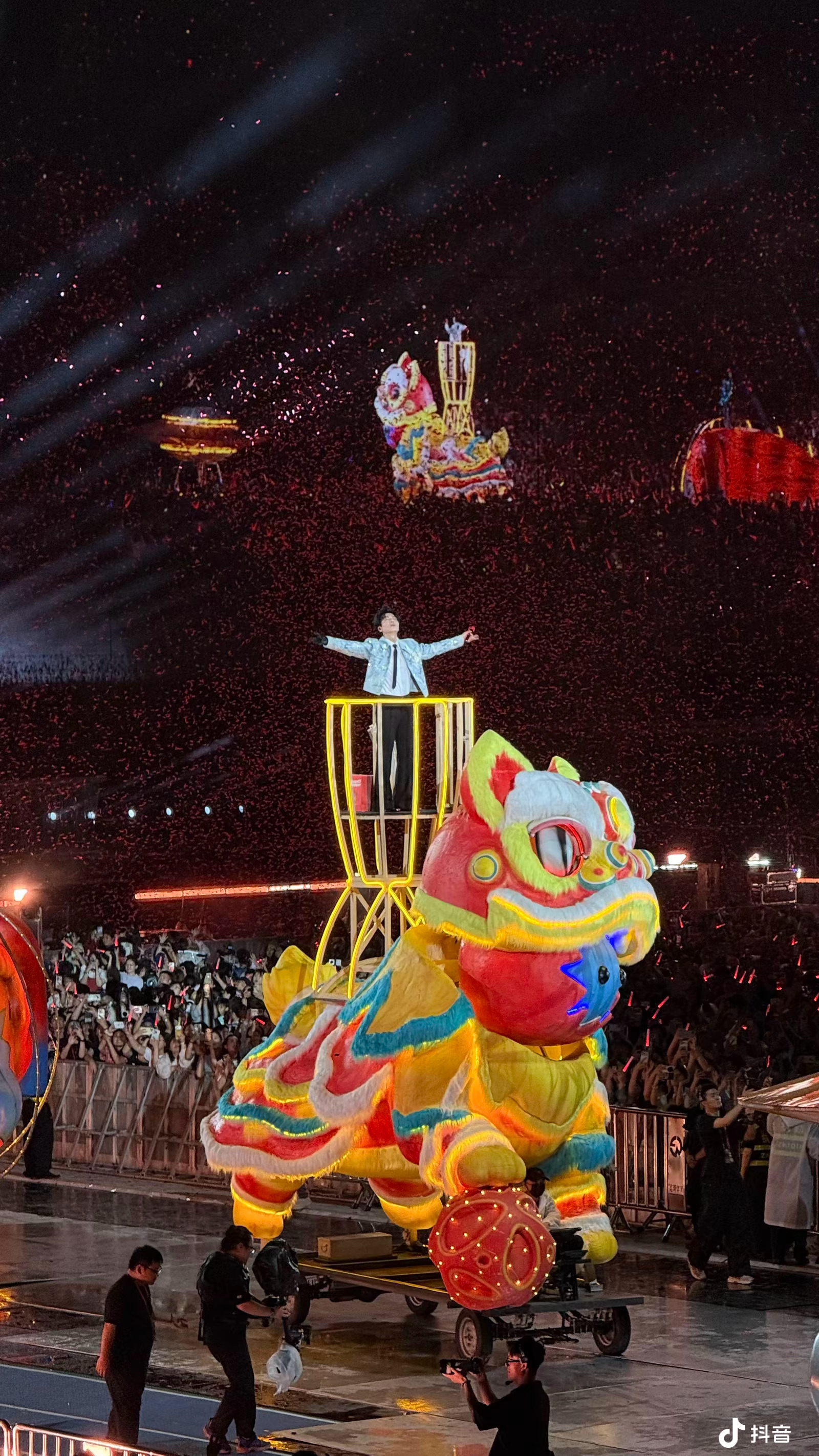 呼和浩特草莓音乐节阵容有人唱现场是靠音响，有人一张嘴就是音响。，嗓子开过光的男人请直接上主舞台。终于又在音乐节见面了 ​​​
