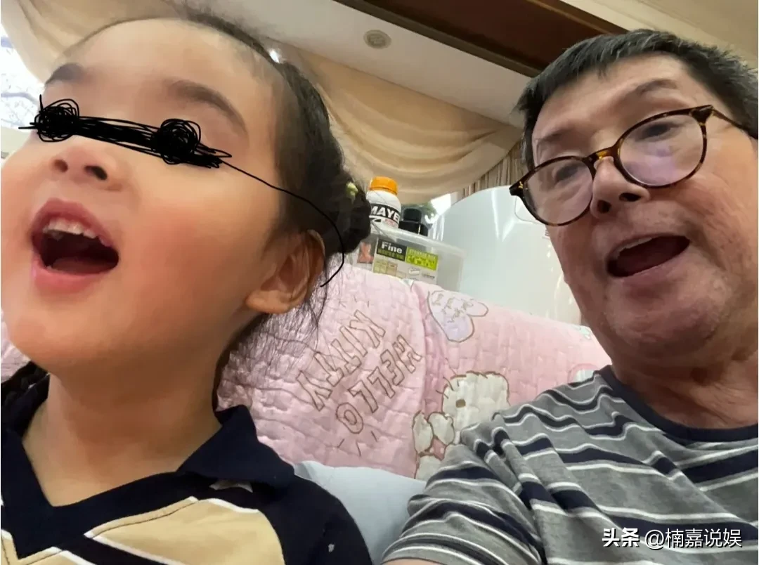 郭碧婷爸爸，罕见晒外孙的正面照。
怪不得向太那么稀罕郭碧婷，因为她的基因实在是太好了，两个孩子都好像她呀，都是高颜值。
郭爸爸晒照，说道：都说孙女漂亮，可孙子貌比潘安。
照片中，小家伙脸型像妈妈，大大圆圆的眼睛，也像妈妈郭碧婷，其实眉眼也是有点像郭爸爸的。
向佐和郭碧婷的儿子留着长头发做女生打扮的模