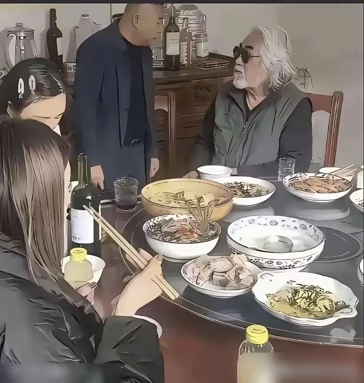 75岁的张纪中搂着岳父合影，俩人站一块儿跟哥俩似的。
镜头里老张笑得满脸褶子，旁边岳父绷着脸，手都不知道往哪放。
杜星霖站中间，一边是老公，一边是亲爹。
这画面，辈分乱得让人脑仁疼。
2017年结婚那会儿，老张66，杜星霖35。
如今老张靠直播带货续着热度，杜星霖写书、穿汉服、跑寺庙，各忙