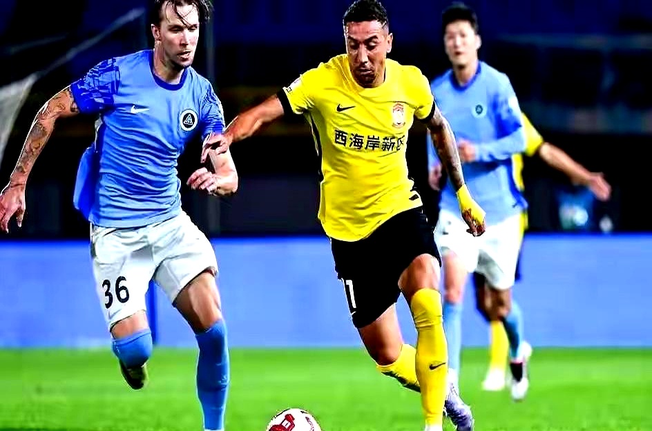 当中超进到保级生死周，扮演“判官”的竟是青岛西海岸。
郑智带队，硬扛不求人情：2:0赢青岛海牛；已保级时也不松，对天津津门虎先拔头筹，末段被吴兴涵扳平，津门虎反压武汉三镇一头。

下轮打三镇，无包袱，若赢，三镇悬了；平或输，三镇有望上岸。
更好笑也更专业的是，西海岸自己都没算到能提前上岸。

因为他