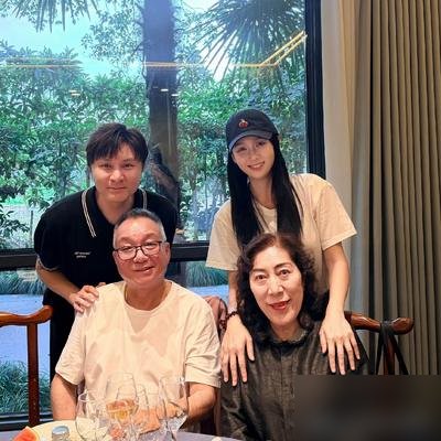 陈乔恩又去乔任梁家了，十年了，一顿饭没落下。
10月15号，乔任梁39岁冥诞，她发了张照片，粉色的花，还有跟他爸妈一起吃饭的合照。配文就一句：十年了，你永远是少年。
娱乐圈的友情，镜头前哭一哭的多，散了就散了的更多。可她不是做给谁看，是年年如此。乔任梁走了，她把他的爸妈当成自己爸妈在走动，陪老人