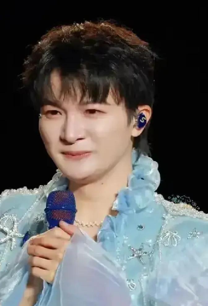 大家都夸周深路人缘爆棚、情商唱功挑不出一点毛病，但真要把现实摊开了看，普通人还真消受不起和他过日子。

一年三百六十五天，大部分时间不是挂在热搜上，就是在赶巡演的飞机高铁里。
现实里谈恋爱，是需要一起吃路边摊、生病了有人倒热水、周末能窝在沙发上看电影的。
周深这工作节奏，连轴转录综艺、赶晚会