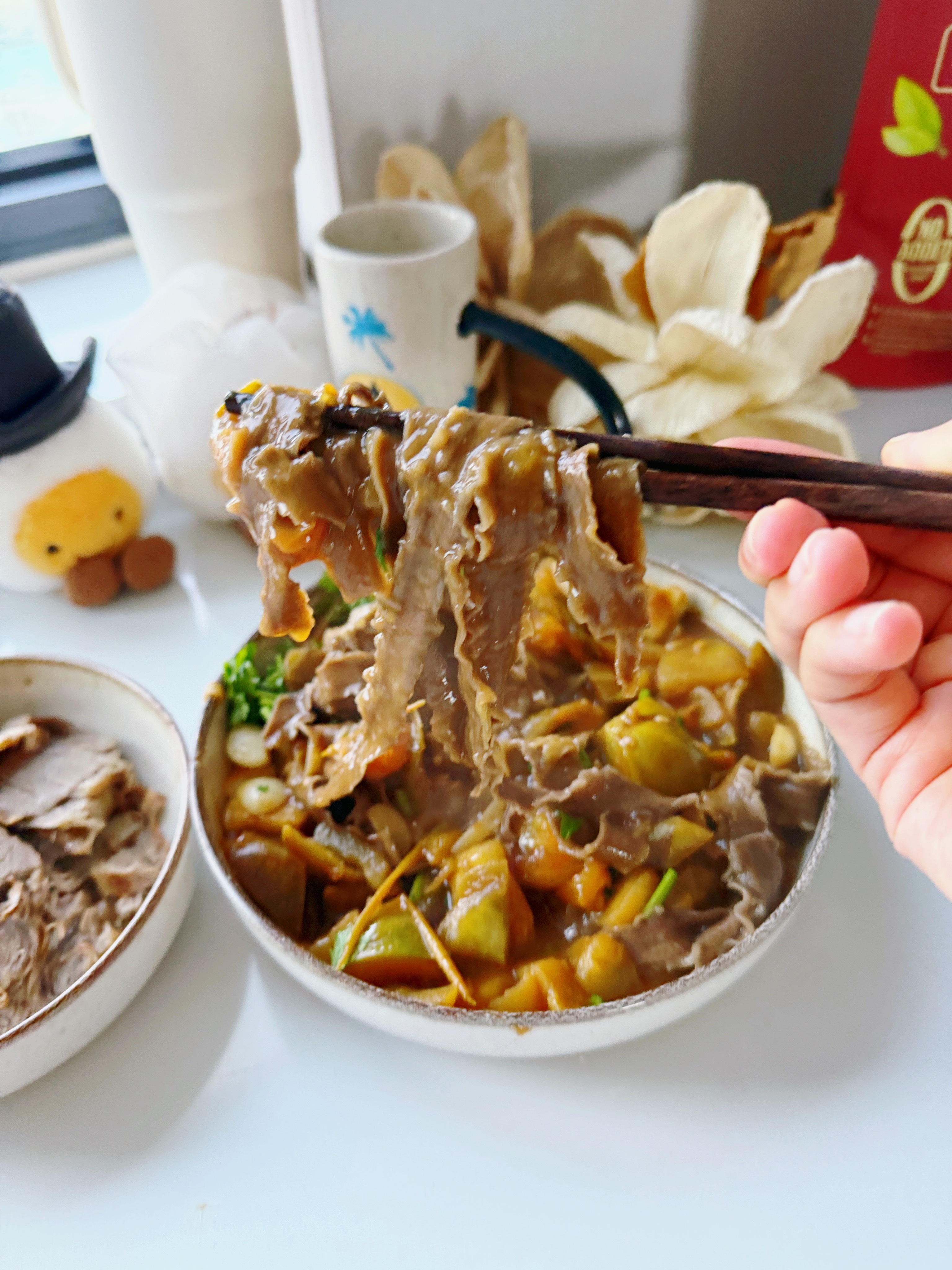 我的拿手好面🍜：西红柿茄丁打卤面[流鼻血]。面条是艮啾啾的苦荞黑麦，很健康。再配上点酱牛肉，来点小辣酱，倒上一点醋，妈呀妈呀！我真的太爱吃茄子了，蒜茄子、茄泥、素烧茄子、各种茄子煲、各种乱炖加茄子干，各种茄子卤做的面条。啊哈哈哈哈哈！叫我茄子公主👸！ ​​​