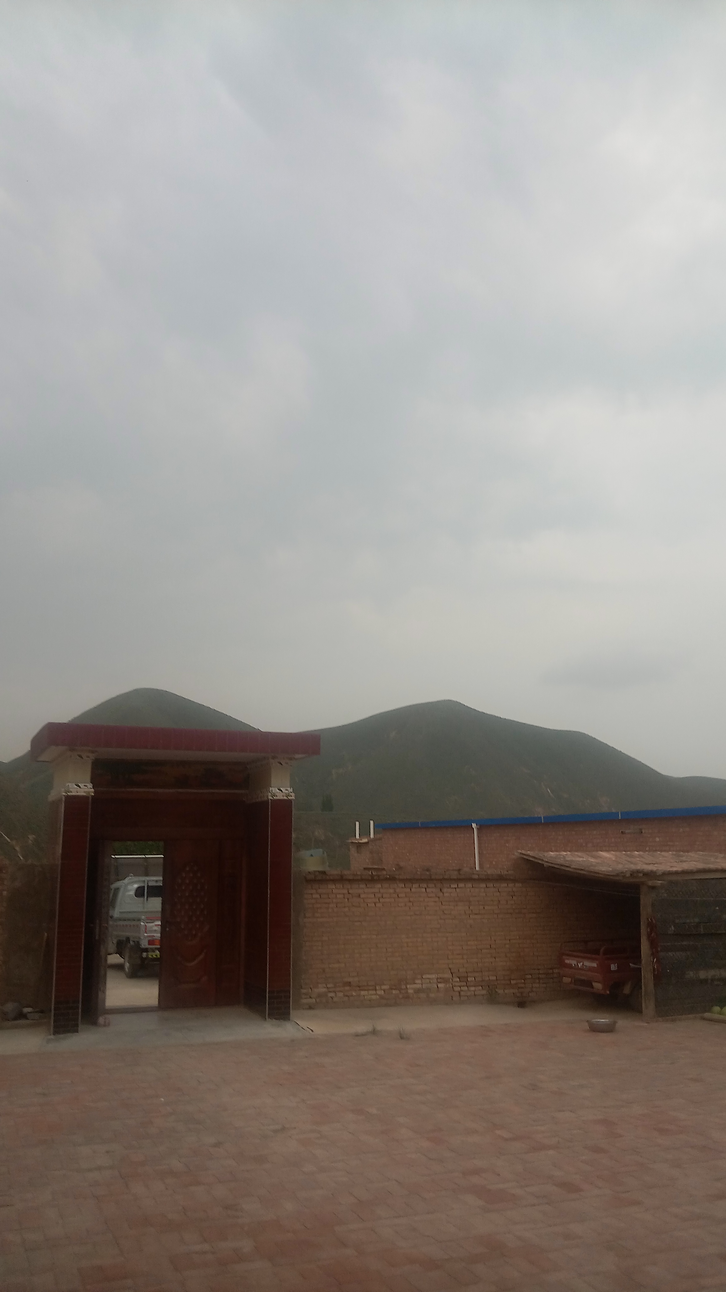 今天是个阴天，飘着点零星小雨，从早到晚天就没彻底亮开过，连风里都裹着潮乎乎的凉意。
翻到本地旧天气预报才发现，这种阴一天下点碎雨的配置简直是秋冬标配，前两年惠水也遇过同款天气，气温卡在11到14℃，穿薄卫衣嫌冷，套厚外套又闷得慌。
鹤壁前阵子更夸张，连下快一周的雨，阿斗寨站累计降水量都冲到119.8