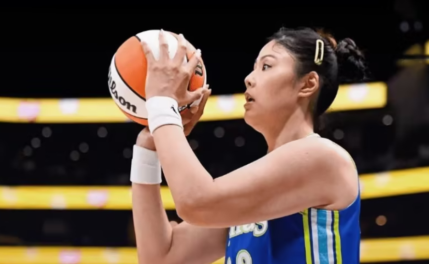 #李月汝达成WNBA生涯500分# WNBA常规赛达拉斯飞翼主场92-70大胜西雅图风暴，李月汝对阵旧主时隔9天复出。李月汝替补12分钟得到6分4篮板1盖帽，正式达成WNBA生涯500分里程碑，成为中国第2位达到该成就的球员，前一位是韩旭。
数据统计
飞翼：李月汝复出6分4篮板1盖帽，佩奇32分6记三分，谢泼德11分11篮 ​