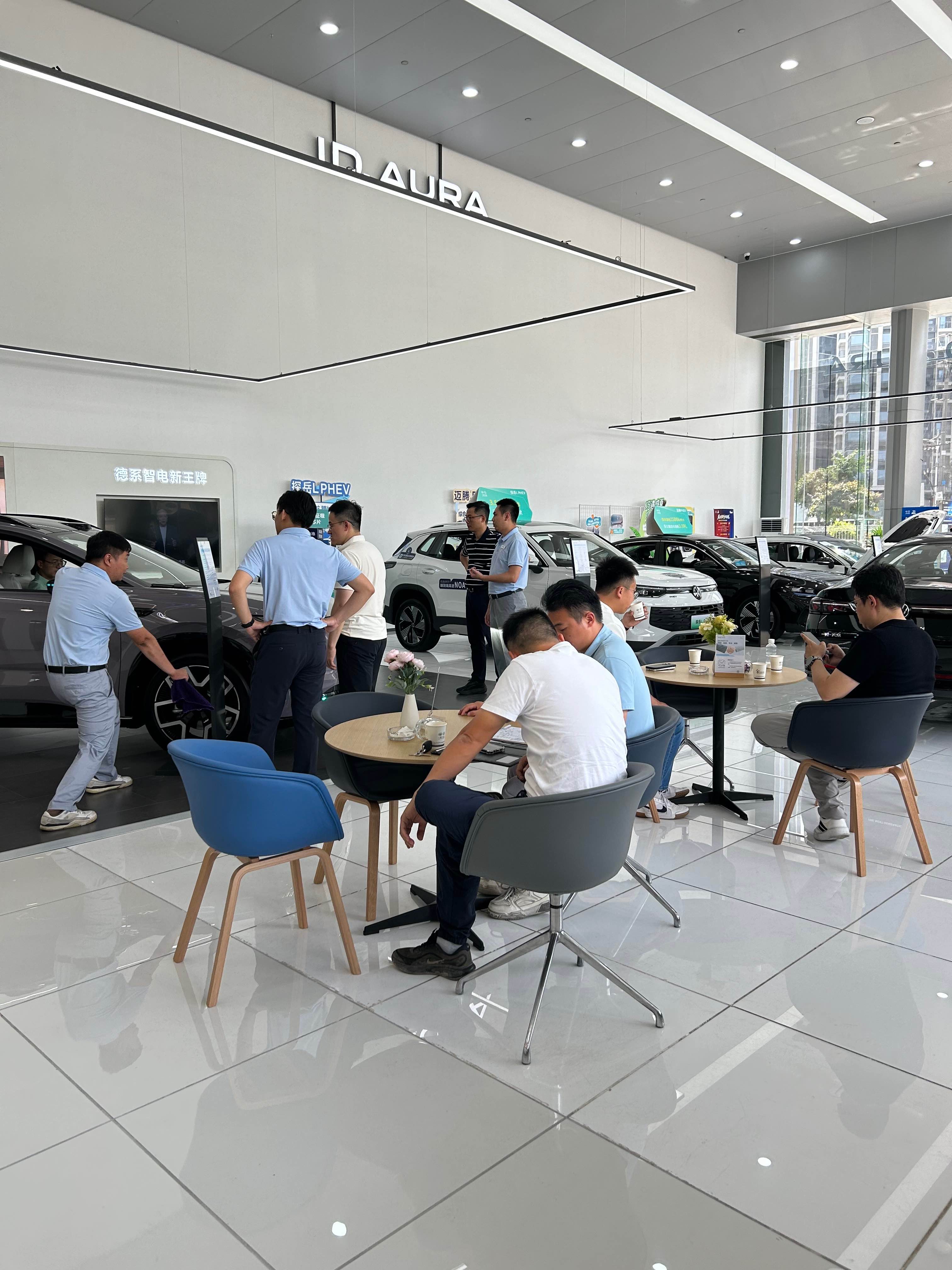 一汽-大众ID.AURA T6上市能收获不错的订单，实打实的购车权益是很重要的原因。新车上市拿出多重限时福利，万元选装包、特色内外饰配色限时免费，还配套金融、充电桩相关政策，用价格+权益的组合拳，缓解大家选购电车时的顾虑。
核心的“3终身、4担责、3免费”权益全
