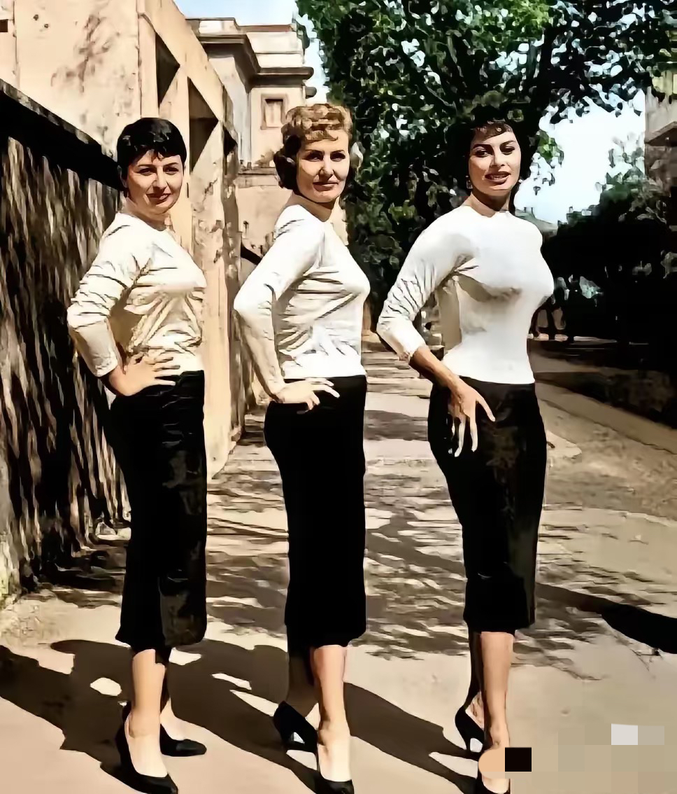 1958年，意大利著名影星索菲亚.罗兰在家里度假的时候，与母亲和妹妹一...