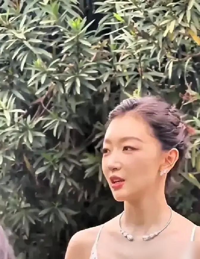 周冬雨这造型，工作室精修图刚发出来时，评论区一片仙女下凡。结果生图一漏，全网炸了。
香槟色蕾丝吊带裙，穿她身上，锁骨能养鱼，后背薄成一张纸。可脖子前倾，背微驼，走起路来被网友抓拍成乌龟探头。精修图里是清冷破碎感，生图里就是含胸驼背没撑住。
最绝的是，吵成这样，她本人和工作室愣是一声没吭。业内传这