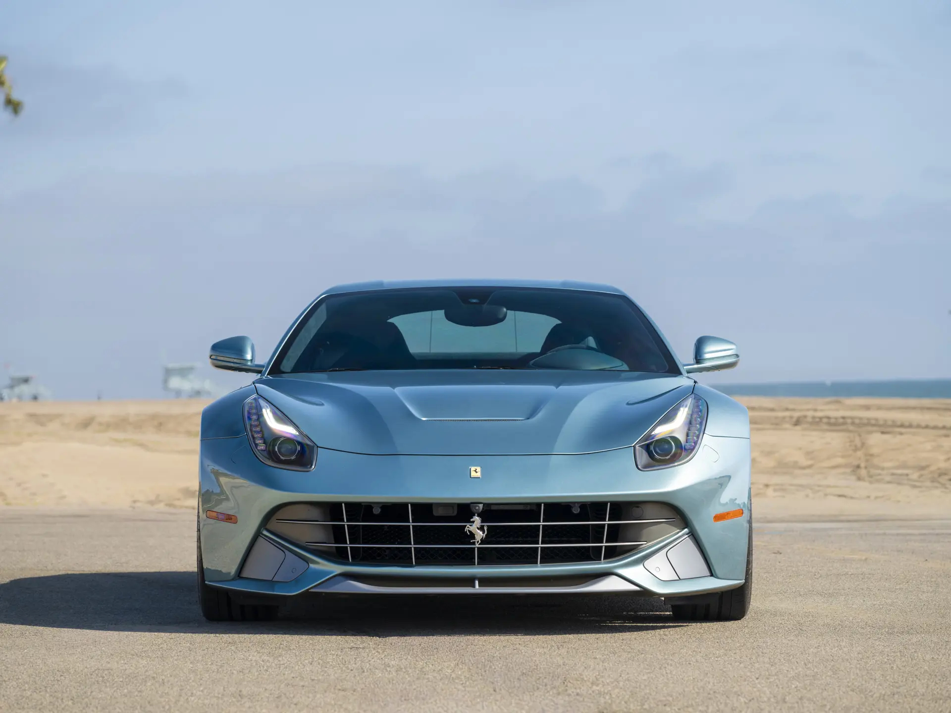 #shen车视界# 今年蒙特雷汽车周，Mecum上拍了好几辆F12berlinetta，叫价很高，但全部流拍，RM苏富比成交了一台真正极品的F12berlinetta，69.25万美元。

车漆采用特别的Celeste Metallizzato，内饰蓝绿搭配，仅行驶了3315英里。

这两年，尤其是美国市场，被赋予收藏价值的法拉利迎来了行情的全面上涨 ​