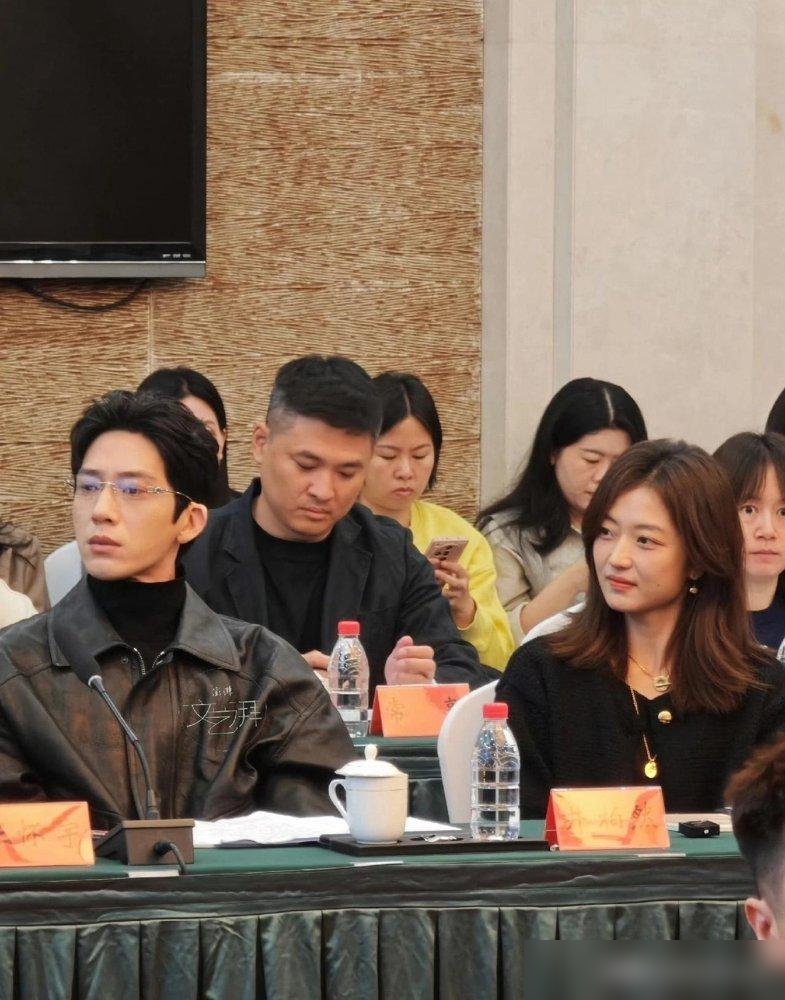 研讨会现场，俩人中间能再塞进去一个孙千。
井柏然全程手插兜，孙千念着手写稿，客气得像刚认识的同事。可剧收官那晚，他眼眶红着，她手抖着，差点就牵上了。
这才几天，从“栾念尚之桃”变回“井先生孙老师”。
网友扒出细节：俩人全程零对视，合影隔开半米，连递话筒都捏着边儿。戏里爱了十年，戏外连个眼神都欠