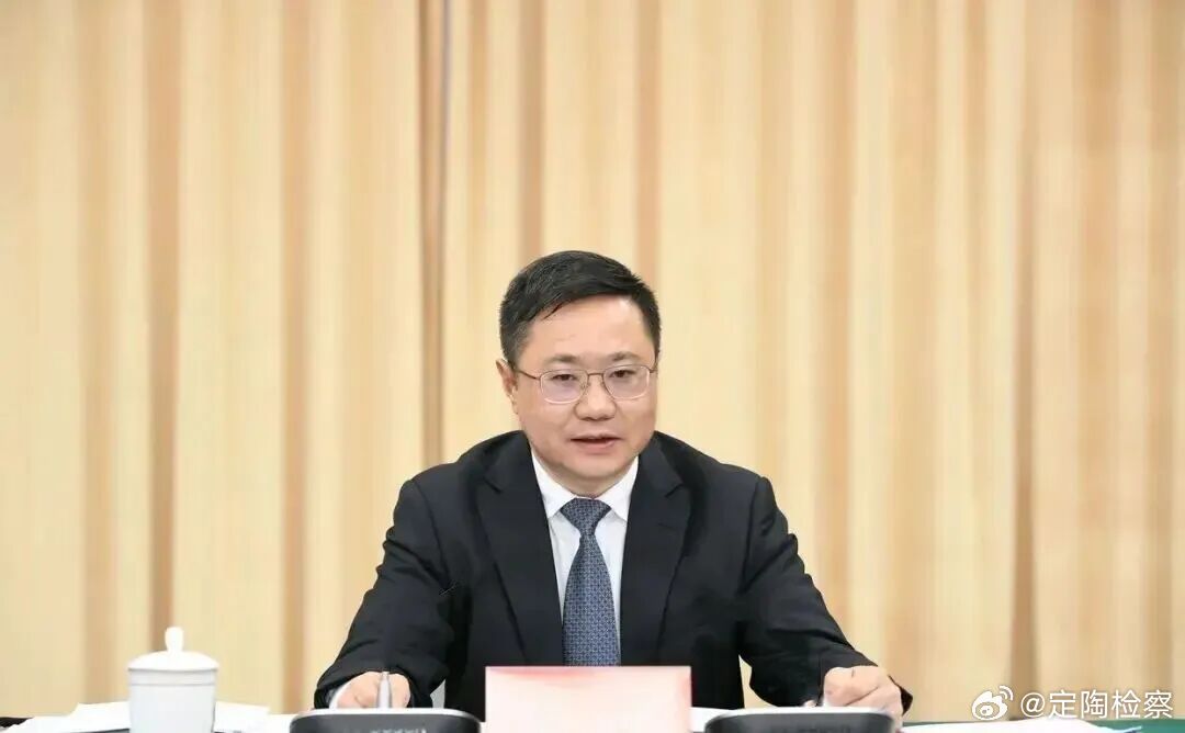 #定检播报##最高检权威发布#【贵州检察机关依法对黄伟涉嫌受贿案提起公诉】日前，贵州省遵义市委原副书记、市政府原市长黄伟（正厅级）涉嫌受贿罪一案，由贵州省监察委员会调查终结，移送检察机关审查起诉。经贵州省人民检察院指定管辖，由毕节市人民检察院依法向毕节市中级人民法院提起公诉。案件正在 ​
