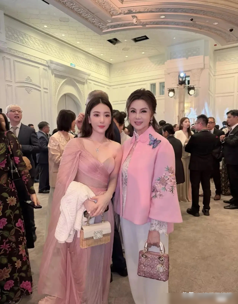 方媛眼睛发亮，脱口问周涛：那你见过年轻时候的他？
综艺上，主持人一句客套话，她接得又急又真。郭富城大火那年，她还没出生，差了22岁。她后来补过课，说最吸引她的是帅，羡慕他发量多还不掉。
婚后三个女儿，五口之家。生完半年就复出，考了营养师证，老公陪着回安徽老家，岳父走了一起奔丧。
日子过得挺落地